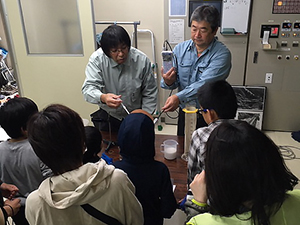 坑廃水を中和させる実験の様子