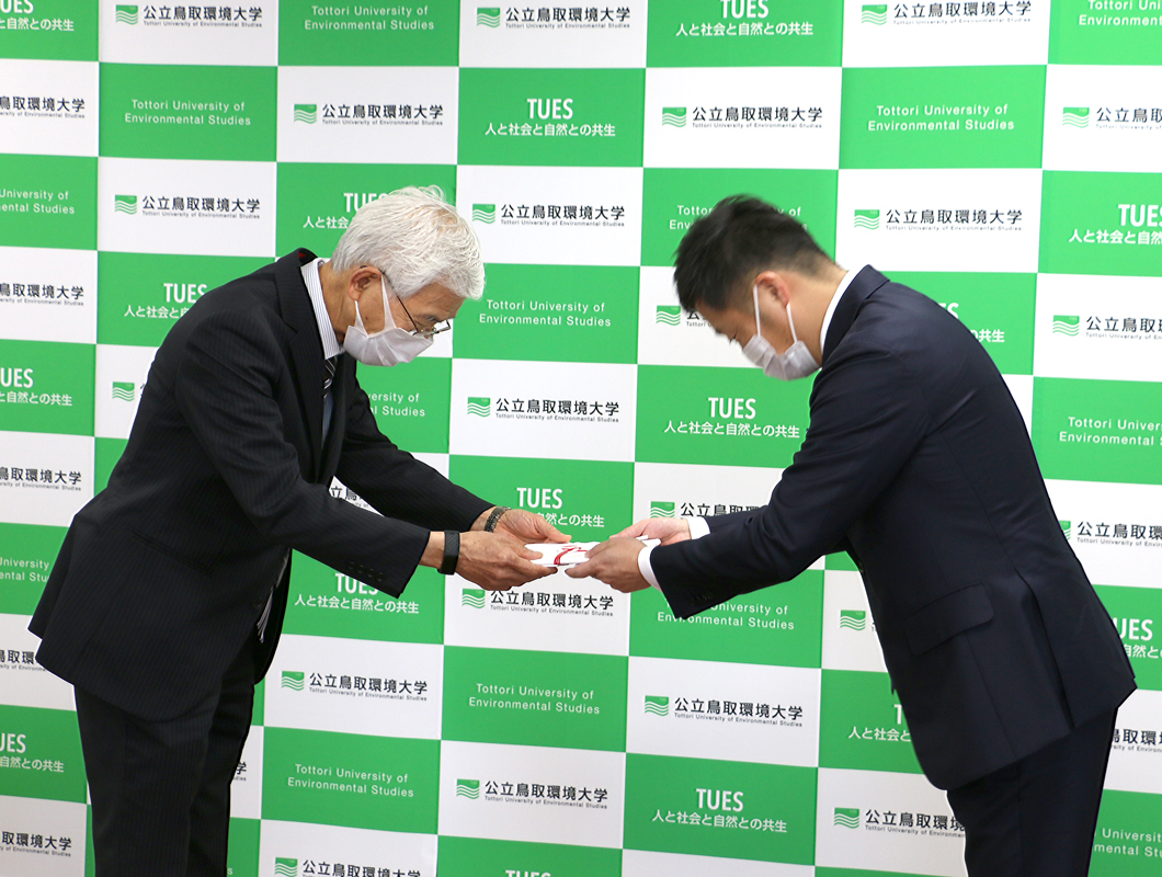 目録贈呈八幡コーポレーション株式会社　玉木代表取締役（右）、江﨑学長（左）