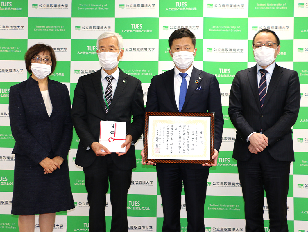 右から　三谷代表取締役、玉木代表取締役、江﨑学長、遠藤副学長