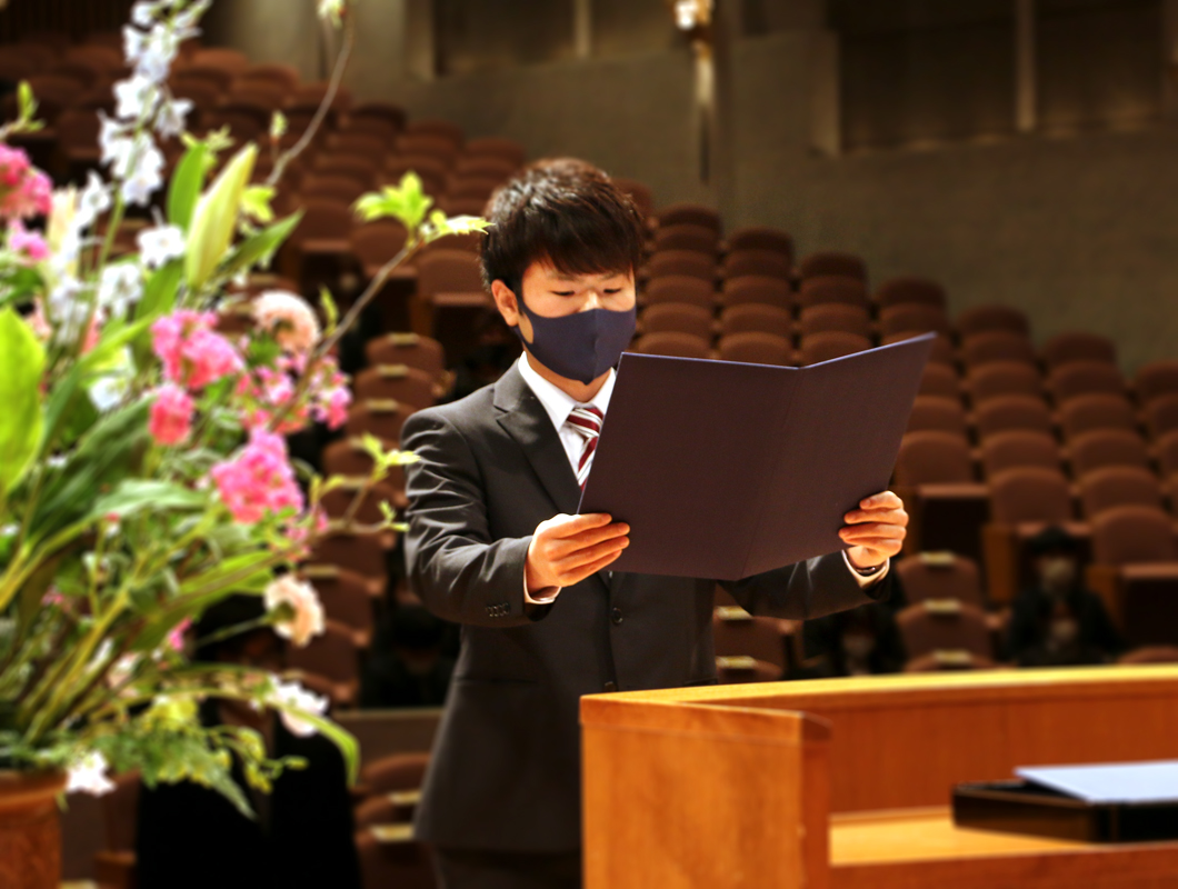 大学院新入生の牧園善樹さんによる宣誓