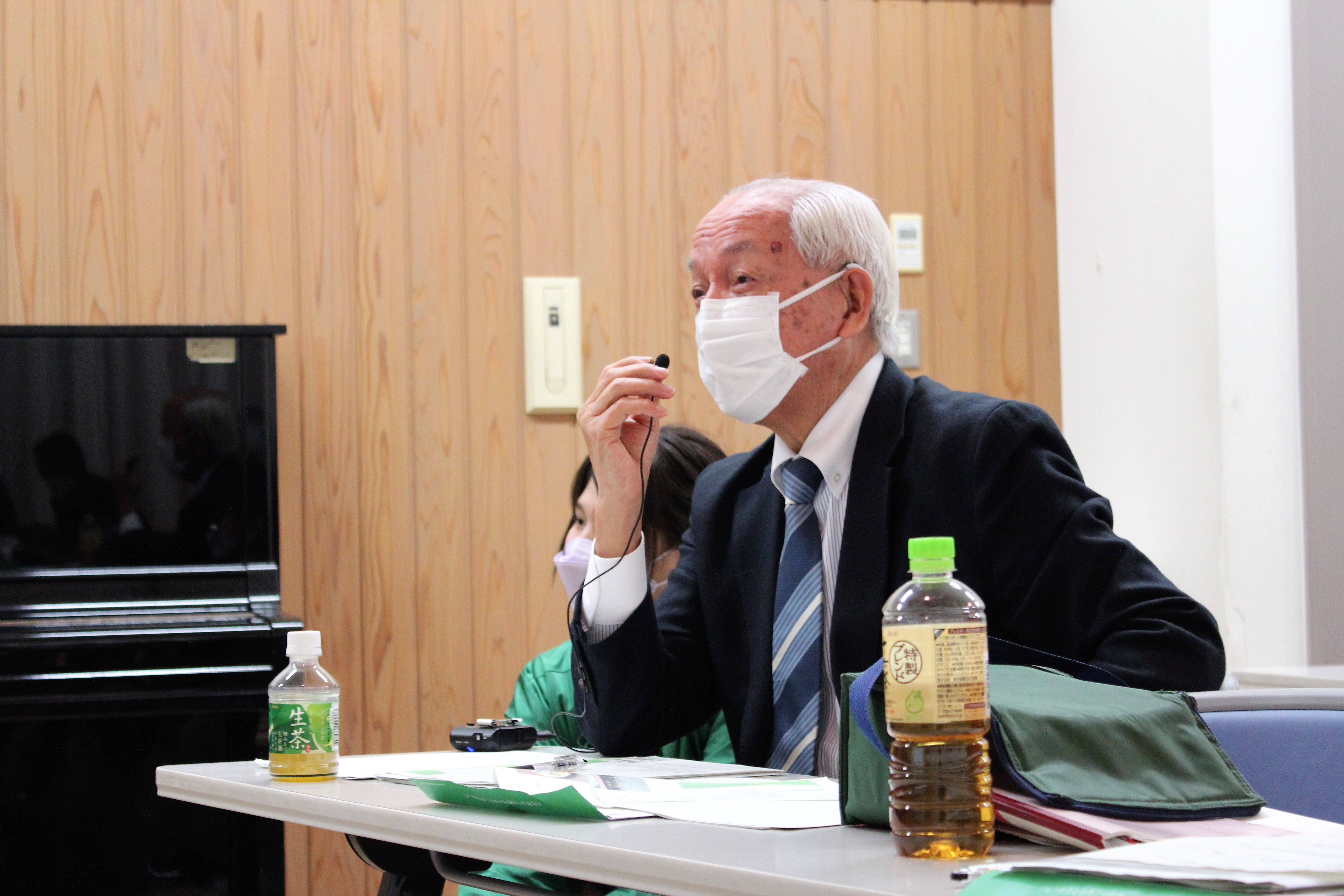 公立鳥取環境大学を支援する会<br>坂本会長が発表者へ質問する様子
