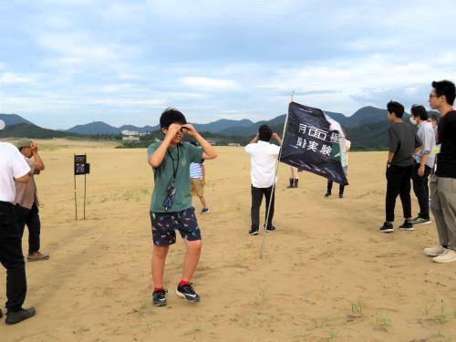 鳥取砂丘での宇宙飛行士擬似体験の様子