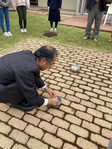 実験準備をする講師