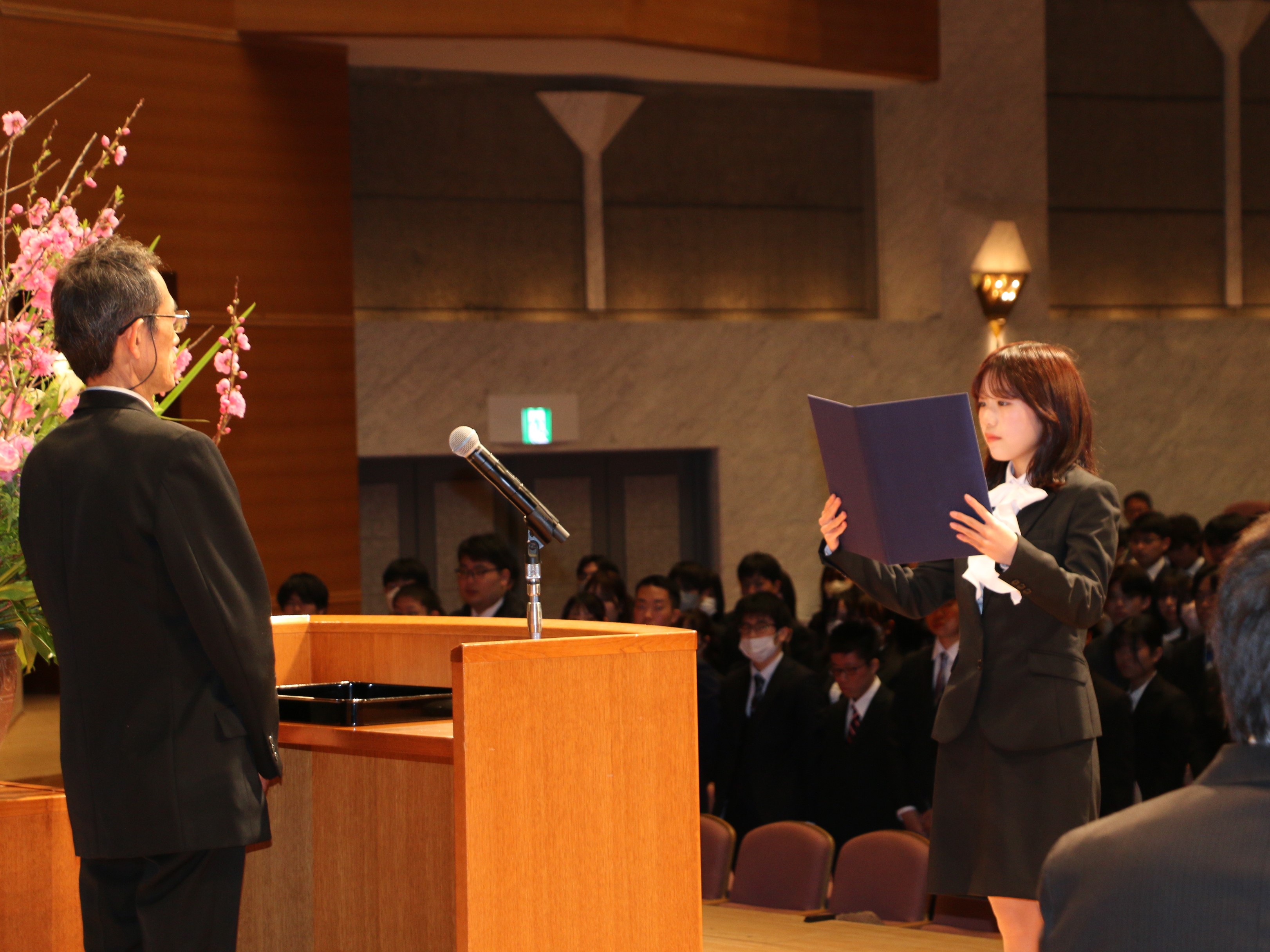 学部新入生代表の田中詩乃さんによる宣誓