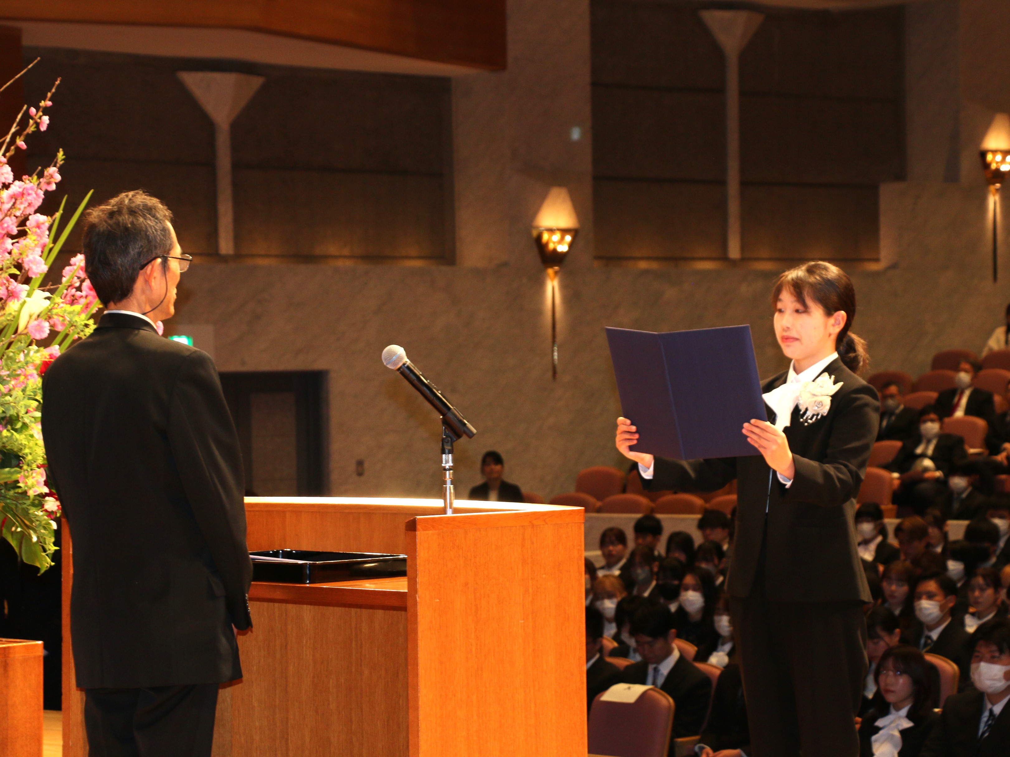 大学院新入生代表の笹田真菜恵さんによる宣誓