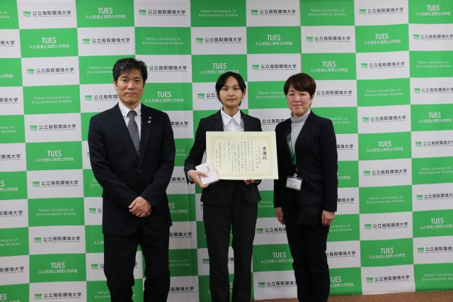 受賞した川村さん(中央)