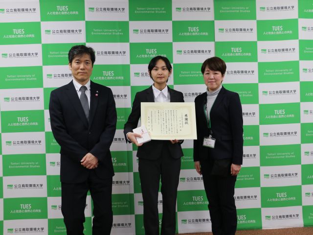 受賞した川村さん（中央）