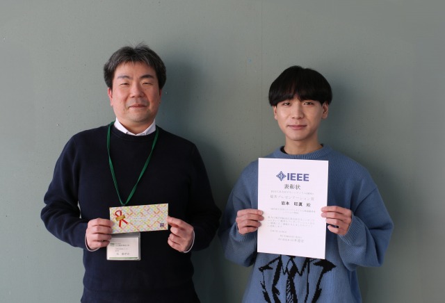岩本さん(右)と指導教員の堀准教授