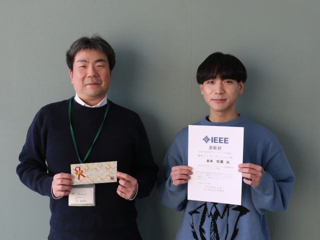 岩本さん(右)と指導教員の堀准教授