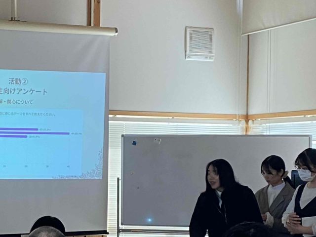 活動報告を行うnm のメンバー