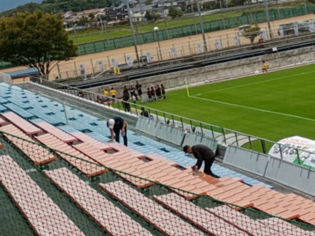 ボランティアの方々による拭き掃除