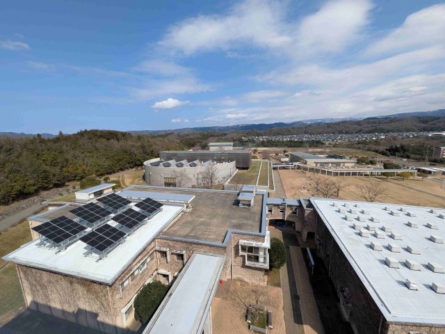 情報処理棟屋上の太陽光発電（左）