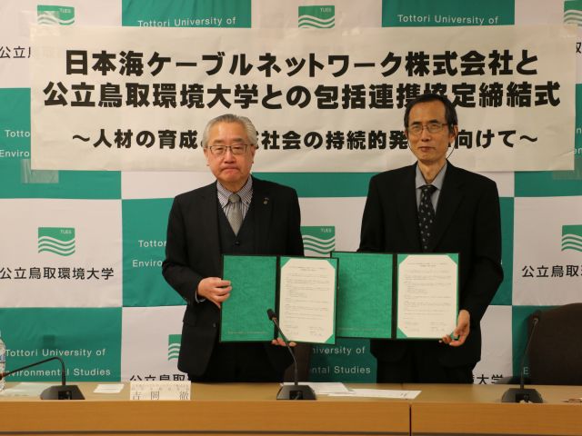 吉岡代表取締役社長と小林学長（右）