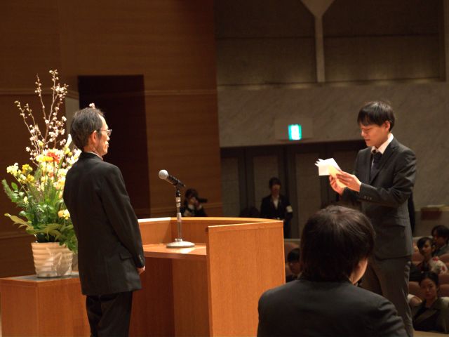 卒業生代表の高盛祥多さんによる答辞