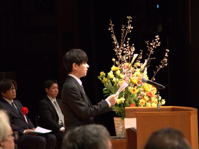 在学生代表の奥村琉世さんによる送辞