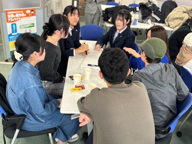 春休みの予定についてスタッフとチャットする様子