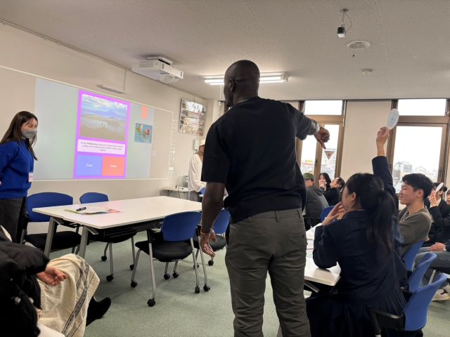 春休みの予定についてスタッフとチャットする様子