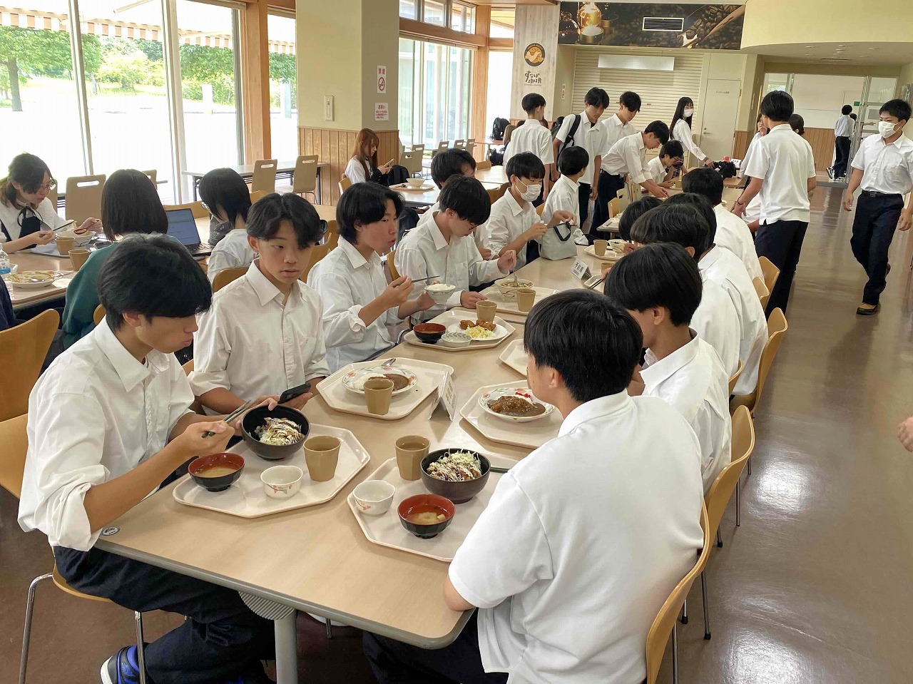 学食でキャンパスランチを体験