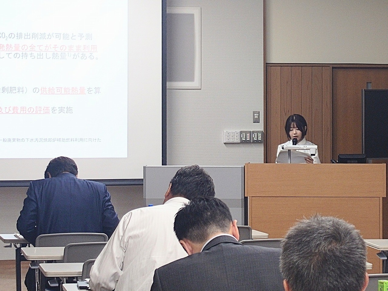学生の研究発表（環境学部４年　吉岡さん）