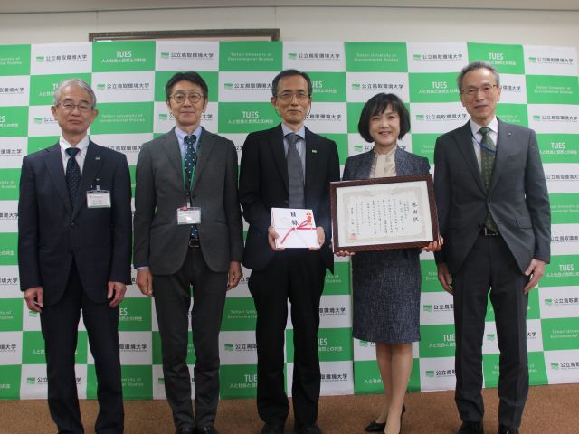 右から　豊田事務局長、吉岡会長、小林学長、寺口副理事長、田中事務局長