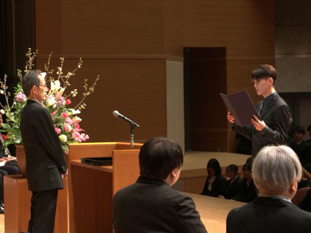 学部新入生代表の川本優真さんによる宣誓