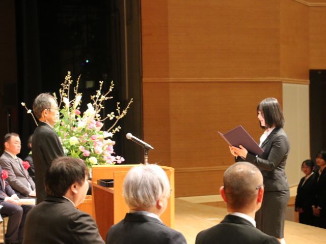 大学院新入生代表の福島紀穂さんによる宣誓