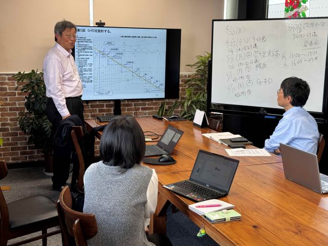 齊藤哲特任教授が今後の進め方を説明
