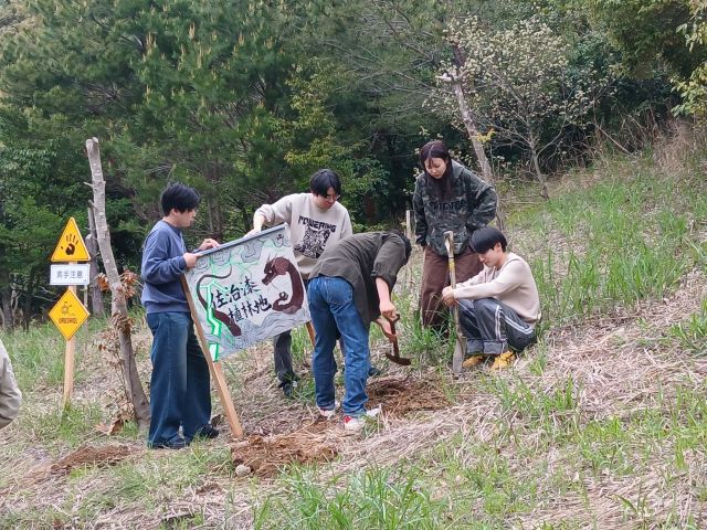 看板を設置する学生たち