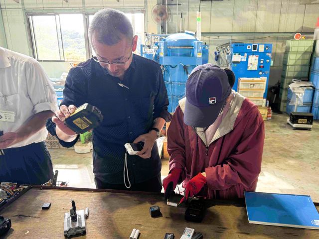 指導教員と廃棄リチウムイオン電池の残量をチェック