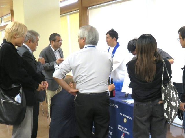 試飲会で参加者の質問に答える岡空聡氏