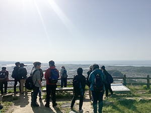 久松山山頂から袋川流域を見る学生達