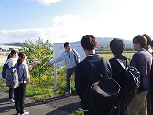 治水緑地を見学する学生達（鳥取市大路）
